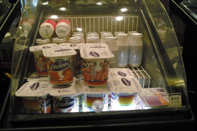 乳製品のケース、これが3個くらいありました。<br />ヨーグルト、ヨーグルトジュース、プリン（みたいな）、チーズ。<br /><br />もちろん食べ過ぎてはちきれそうなおなかを抱えて、街に出ます!!くるし〜