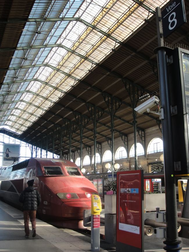 窓口で切符を買う。「9時25分出発」って、今やん！！<br /><br />って思ってたら昨日サマータイムが終わったらしい。駅の時計が壊れていると思ってた・・・<br /><br />タリスでブリュッセルへ。それにしても高くてびっくりした。