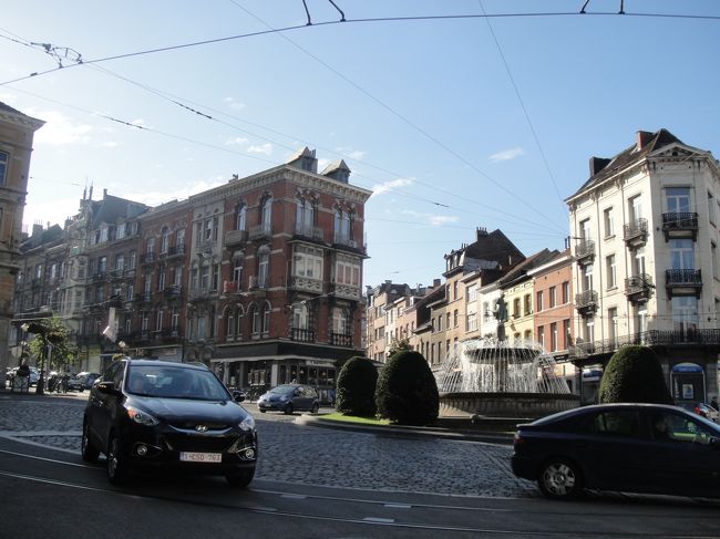 ブリュッセルの南駅から地下鉄に乗るが、あまり考えず乗ったらどうやら方向を間違えたよう。<br /><br />2駅進んで気づいて外に出るが小銭がなくメトロに乗れず・・・<br />両替しようにも日曜で駅周りはどこも空いてない。<br /><br />仕方なく歩くことに。