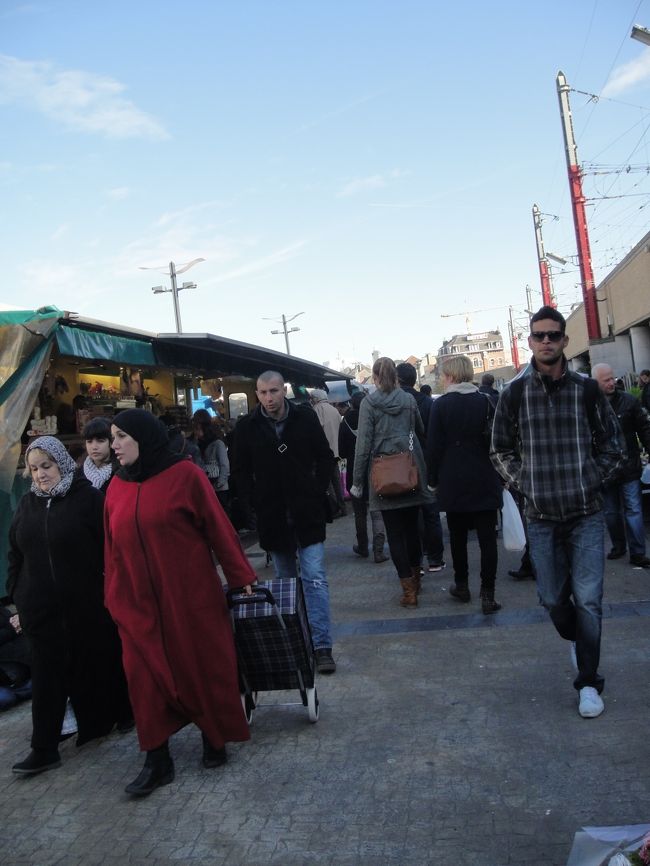 色んな人に道を確認しながら南駅まで戻ってきた。<br /><br />そこからしばらく市場みたいなのが続いて面白かった。