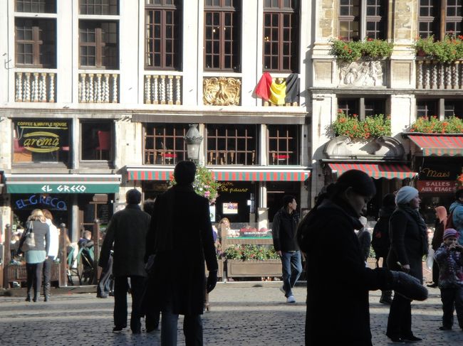 地図的には合ってるはずだが、結構歩いてちょっと心配になったので前に居た人に確認。<br /><br />アテネから来た旅人で、広場まで送ってくれた。