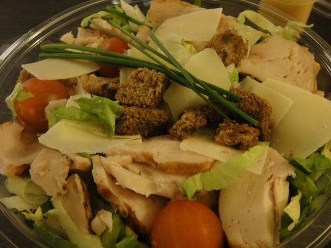 少し体調を崩したのでサラダ。<br /><br />この後チョコレートを食べてちょっと元気になった。6個入りだったけど全部一気にたべちゃった。で、就寝。