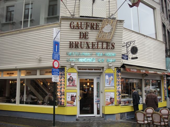 朝起きたら元気になったので、ホテル横のワッフルの店へ朝食を買いに。