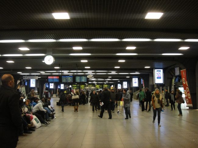 帰りは地下鉄で南駅まで。<br /><br />多分方向は合ってるけど、前回間違ったので一応隣の人に確認。相変わらず小心者。