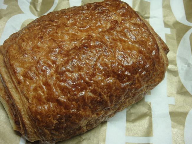 フォーションでチョコレート入りのパンを買ってみる。<br /><br />普通においしい。