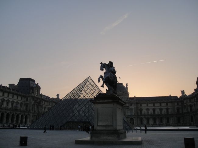 シテ島を目指して出発。<br /><br />オペラガルニエからひたすら歩いて、ルーブルの前も抜ける。<br /><br />ちなみにオルセーと国立近代美術館のほうが興味があったので、ルーブルには行かなかった。