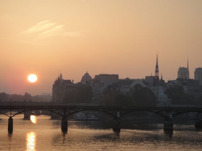 朝日。パリの人達も携帯で写真を撮っていた。<br /><br />ちょっとうれしくなる。