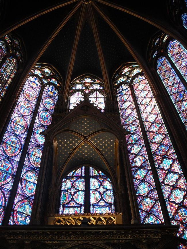 シテ島にあるステンドグラスで有名な教会。
