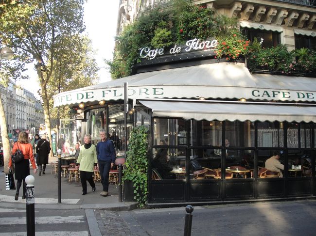有名なカフェへ。<br /><br />フィガロのパリ特集の表紙にもなっていた店。