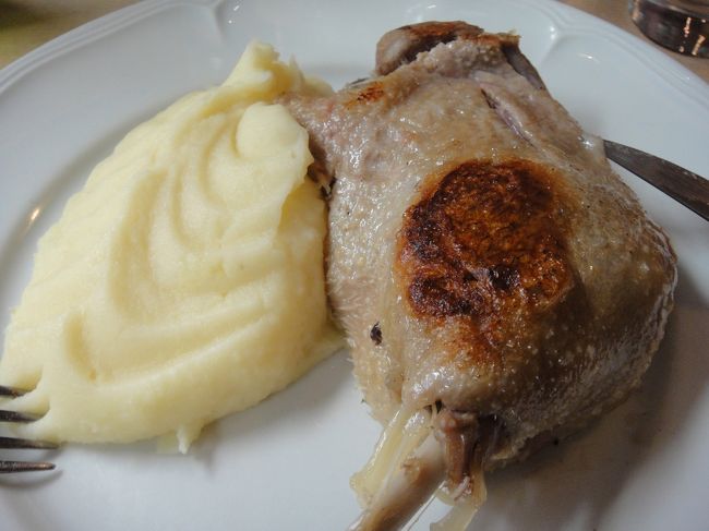 横の若いカップルに手伝ってもらいながら注文。<br /><br />横の老夫婦もアジア人が気になったらしく「日本人？」って聞いてきた。ビールもフランス語でビールだよって教えてくれた。けど、英語と発音がちょっと違う。