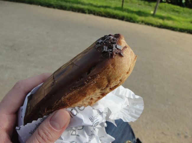 ランチを食べた前のパン屋さんが並んでたので、そこでエクレアを買う。<br /><br />近くの公園でのんびり食べた。