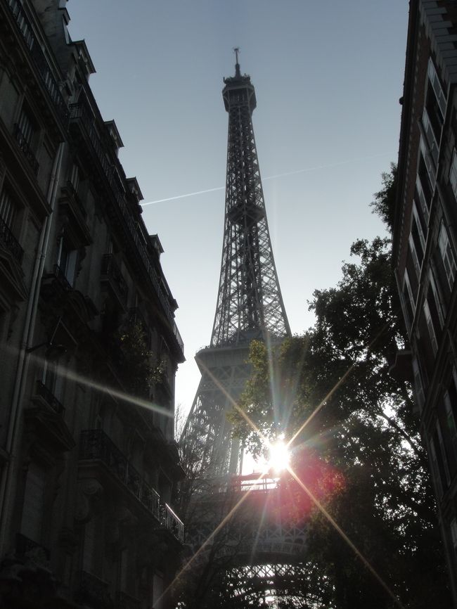 歩いてエッフェル塔まで。<br /><br />結構遠くてなかなか着かない。