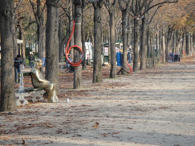 シャンゼリゼ通りでみたシュールな光景。