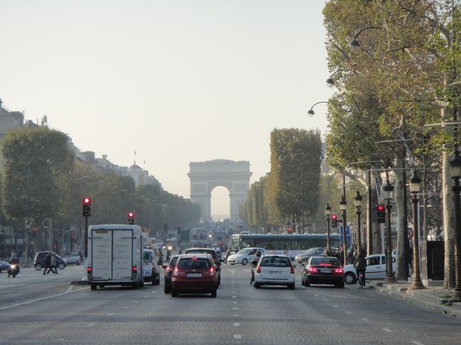 遠くからみた凱旋門。<br /><br />よし、これで「凱旋門を見る」はクリア。