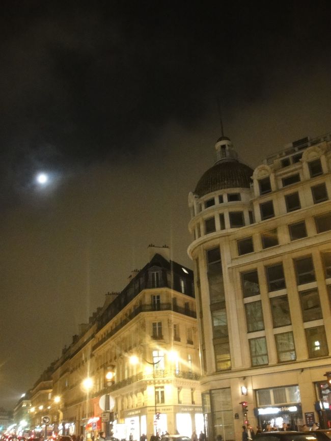 ホテルの近くから見た月。<br /><br />この後だんだん満月へ近づく。日本でも旅行先でも月が出てたらじっと見てしまう。