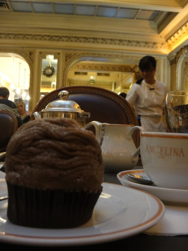 ３日目<br /><br />歩いてモンブラン発祥のカフェへ。<br />甘くて美味しかった。モンブランの紅茶も美味しくてお土産に買った。<br /><br />ここで読みだした鹿嶋田真樹の本が面白かった。