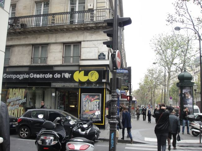 ぶらぶら歩きながら本に載ってる両替所まで。<br /><br />久しぶりにパリの空港で国際キャッシュカードを使おうとしたら暗証番号が分からず。で、空港でのレートではどうしても一万円も両替したくなくて何故か持っていたタイバーツを38ユーロに換金。いけてない・・・<br /><br />色々見たけど1ユーロ、105〜115円とかなり差があった。