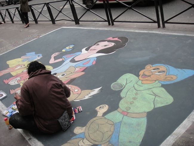 ギャラリエの前でいっつも書いてる。夜通ったらまだ完成してなかった。次の日には違うディズニーの絵が描きかけだった。