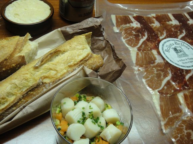 夕飯。<br /><br />ラファイエットとかスペイン広場(だっけ？)とかで買ってきた。