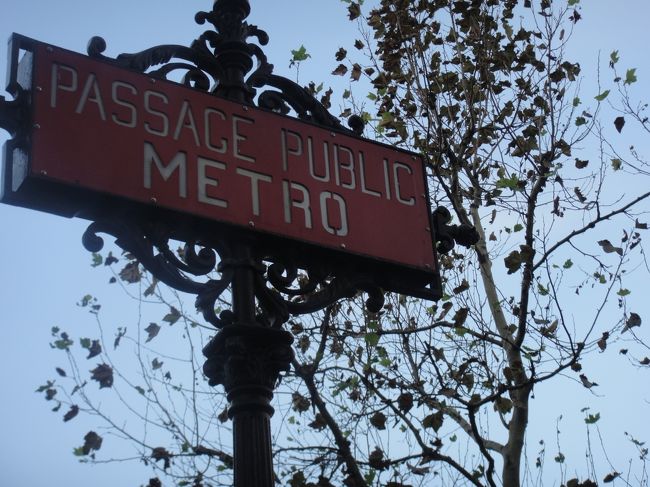 4日目<br /><br />メトロに乗って蚤の市へ。切符の買い方が理解できなかったのでおじちゃんにしてもらった。