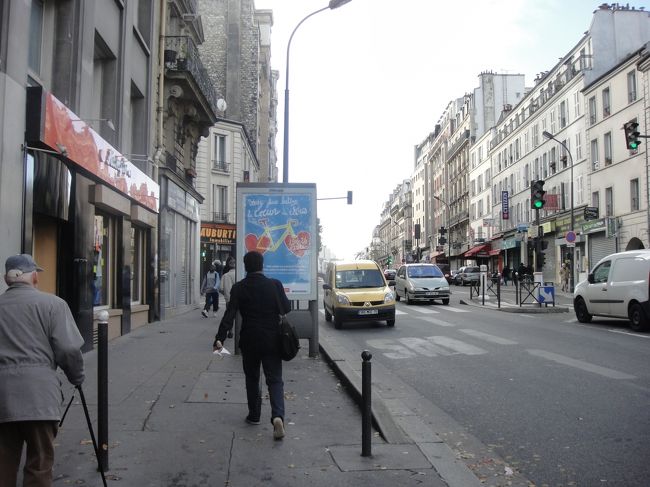 けど、駅の名前の最初の部分しか見てなかったし、ちゃんと調べてないしどうやら違うとこだったみたい。けど、歩いて行けそう。<br /><br />地図を見て歩くが、迷子になるし寒くて断念。タクがなかなかつかまらず、やっと乗れて降ろされた場所も青空市みたいなところ。<br />やる気をなくして地下鉄でマレ地区へ。<br /><br />帰って本を見たら青空市を抜けないと駄目だったらしい。<br />