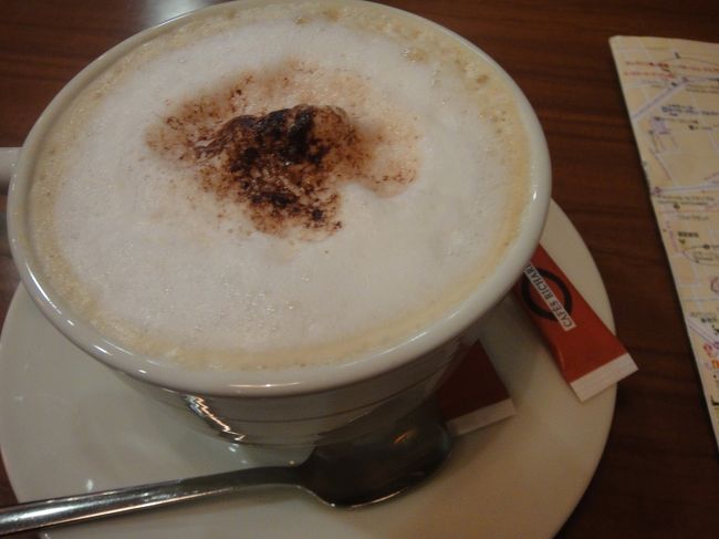 地下鉄を降りて、寒さにたえきれずカフェへ。地元のおじちゃんばかり集まって宝くじみたいなのをしていた。<br /><br />店員さんもいい人だし、ほっと出来た。