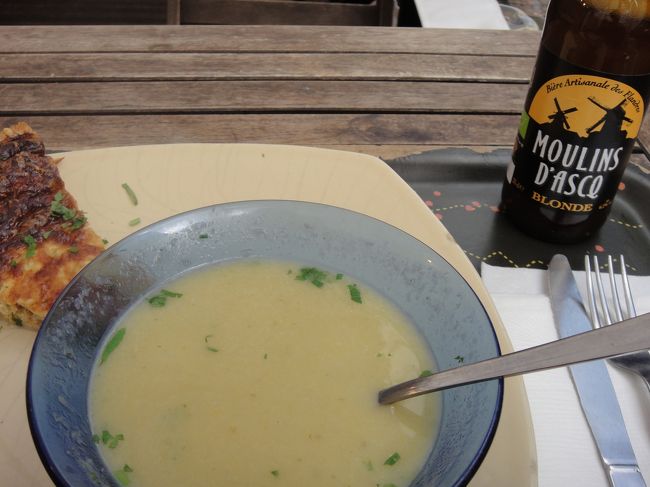 市場でごはん。スープが美味しかった。<br /><br />このビールお美味しかったな。