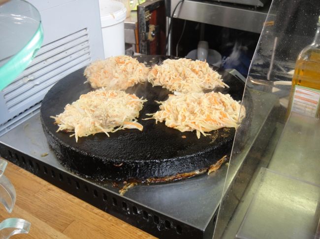 おじちゃんが首にタオルを巻いて鉄板で焼いてる。これも美味しかった。