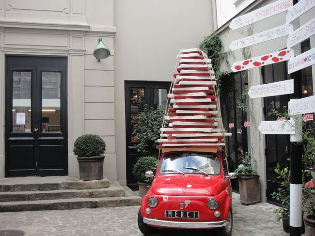 ぶらぶらお店を覗きながら散歩。<br /><br />ここはセレクトショップ。フランスでは服とかカバンとか靴とか買うかなと思ってたけど、結局なんにも買わなかった。