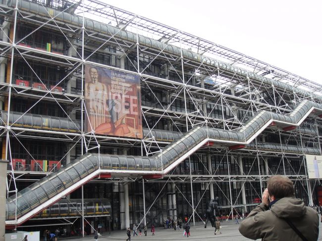 国立近代美術館<br /><br />楽しみにしていたところ。<br /><br />ここは私の中で本当に完璧な美術館だった。<br />シュール過ぎて、つっこみたくなるような絵が沢山あった。途中笑ってしまいそうになったり。