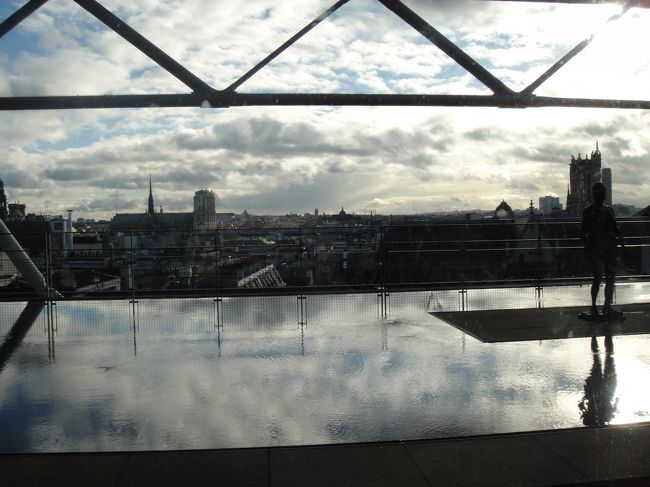 周りの風景もこの美術館の一部となっている。<br /><br />何から何まで完璧で今までで一番好きな美術館。これを見ただけでもパリに来てよかった。