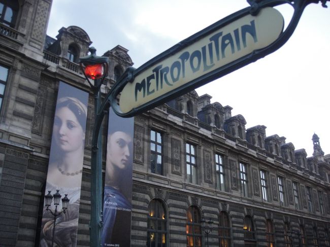 歩いて帰る途中。可愛いメトロの看板。<br /><br />それにしてもホテルはまだまだ先。<br /><br />