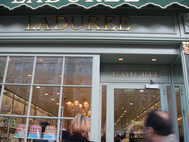ラデュレ。マカロンはあまり好きではなくて、ここのを食べて駄目だと思ったら一生たべない！って思いながら行った。<br /><br />路面店は一杯でデパートで購入。