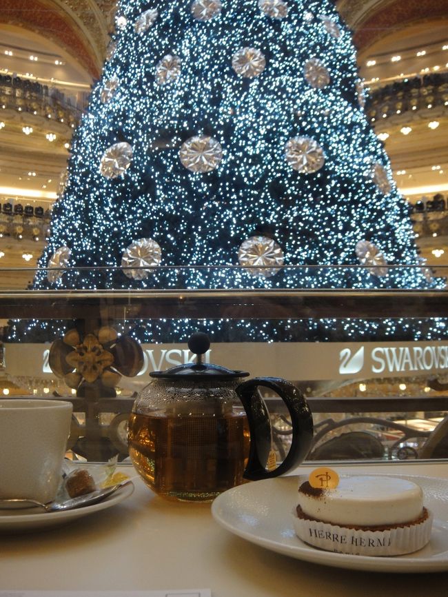 ラファイエットでピエールエルメのケーキを食べる。<br /><br />ここのカファ以外にのんびり出来た。ここでハガキを書いて、この後郵便局で送った。<br /><br />