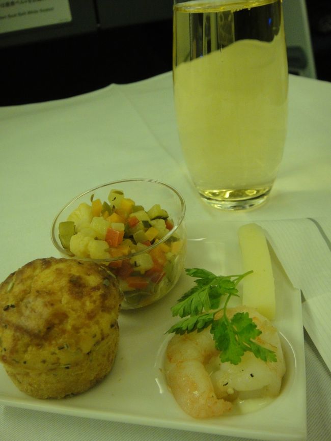 パリの空港から成田へ。<br /><br />シャンパンを並々注いでくれる。<br />夕飯の後爆睡していたら朝ごはん。<br /><br />エコノミーでも寝れるけど、やっぱり疲れ方が違った。