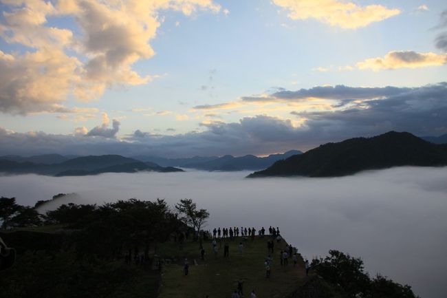 御来光を皆が待ってます。