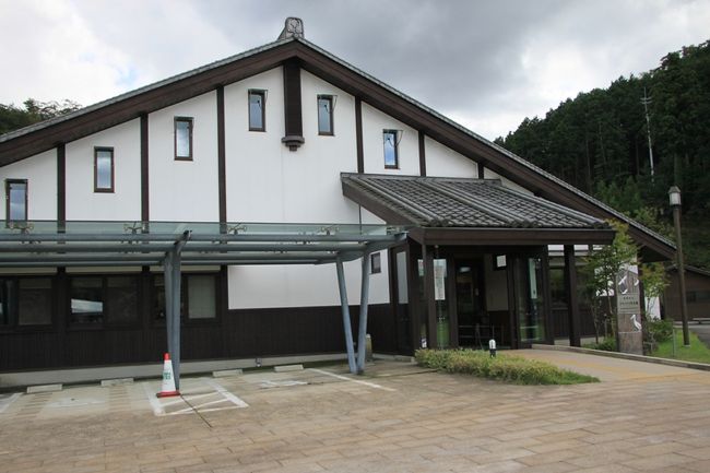 昔は、日本にコウノトリは広く生息していたそうです。<br />昭和46年に野生下ではコウノトリの目撃が無くなります。<br />豊岡はコウノトリ最後の生息地なのだそうです。<br />