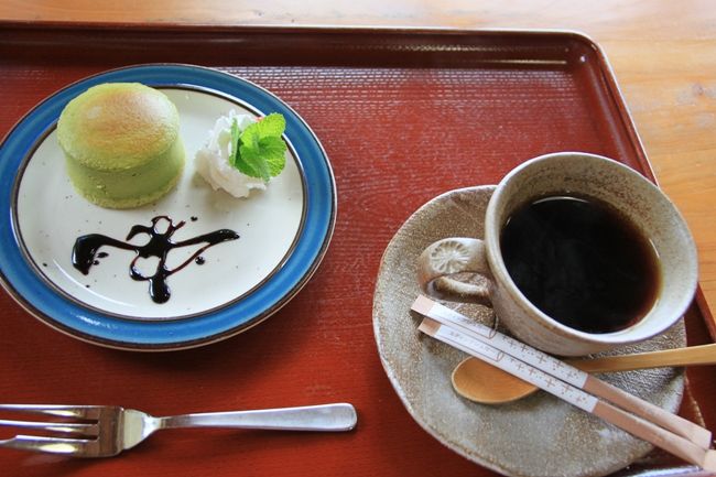 私は抹茶チーズケーキにしました。<br />ほとんどが、セットでワンコイン以下です。<br />とっても安いんですよ。<br />ビックリしました。
