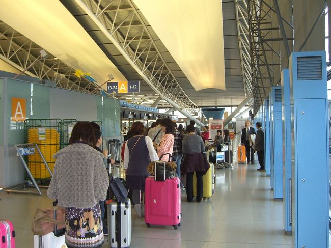 ■２０１２年１０月２６日<br /><br />関西空港　１７：００発　⇒　金浦空港　１８：４５着<br />ＪＥＪＵ ＡＩＲ[７Ｃ１４８１]<br /><br />一番北端のＡカウンターでチェックイン。<br />