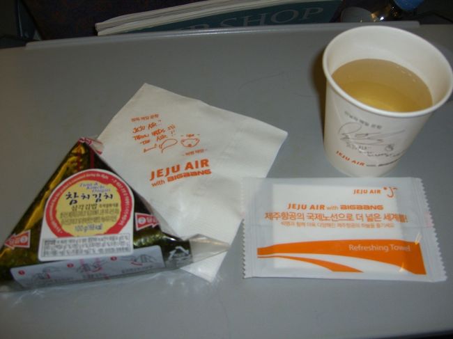 関空からの路線は、おにぎり（キムチ味のツナ）１個とソフトドリンクがサービス。