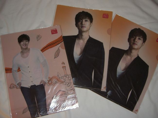 今回は、来場プレゼントにキム・ヒョンジュン君のクリアーファイルを貰えました。<br />先月は、グンチャンでしたよ。<br /><br />免税店（ブランド物）よりも、萬田食品の海苔を買いにＢ１へダッシュし、８Ｆで布団カバーを物色…<br />先月も布団カバーを買うか？買わないか？を悩み残念しましたが、今回も残念(-"-)…　やっぱ布団カバーに￥３５，０００は高い(>_<)。