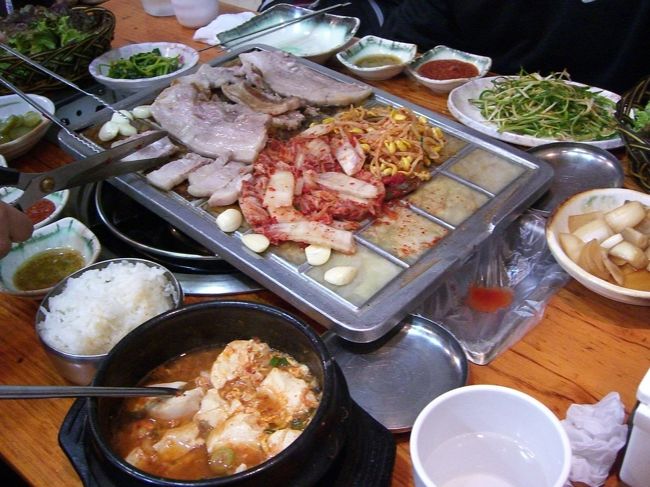 退渓路でタクシーを捕まえて東大門市場へ向かい、お腹がすいたのでミリオレ裏の食堂でサムギョプサル＆スンドゥブチゲを頂きました。<br /><br />