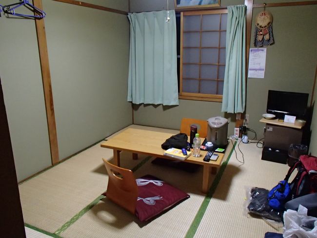 宿はバス、トイレ共同。水回りはリフォーム後なのか、キレイでした。お風呂は内風呂もあるようだが、近所の温泉へ。<br />土地柄か、カメムシが部屋に入ることもあり、ガムテープで駆除する必要有。（ただ、3日後にくろくまの滝駐車場のトイレでの、大量のカメムシの死骸を見たあとでは、１〜２匹のカメムシは大したことがないと今は思います<br />）<br />夜は、雨が降り出してきました。明日は朝イチからハイキングする予定ですが、どうなることか。天気予報は朝9：00頃には雨は止む予報。天候が気になりながら、本日就寝。