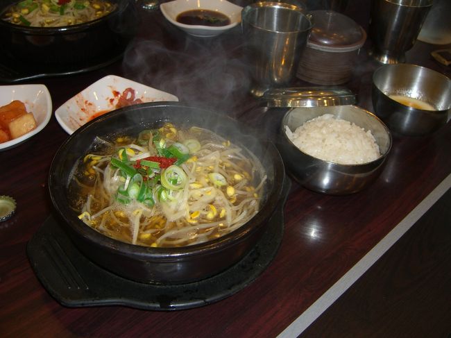 豆もやしをかつおだし？のような味付けでたいています。