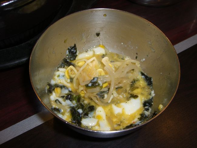 半熟玉子の器に豆もやしと刻みのりをいれて、絡めながら食べます。