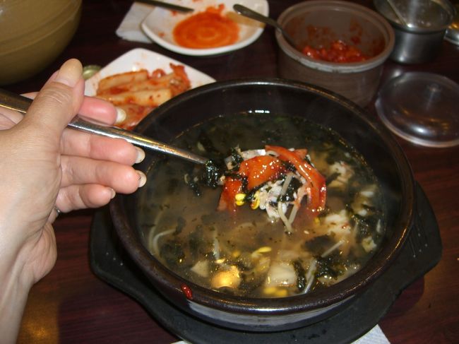 豆もやしをある程度食べたら、スープにご飯をいれて、お好みでエビの塩辛をいれて食べます。<br /><br />とーってもヘルシーで美味しかったです♪♪♪