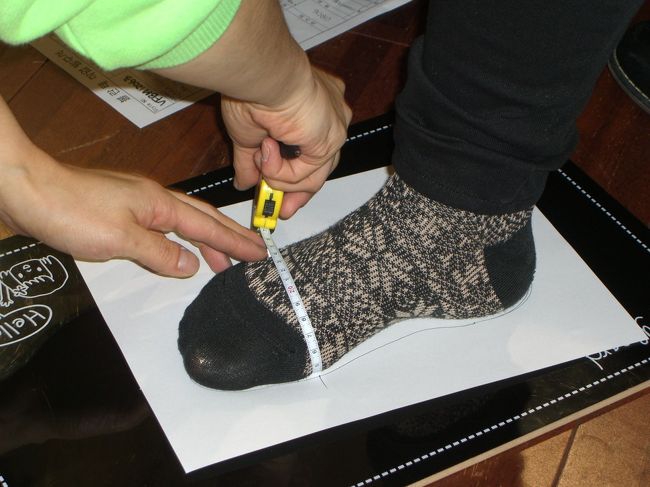 足形とサイズチェックをします。