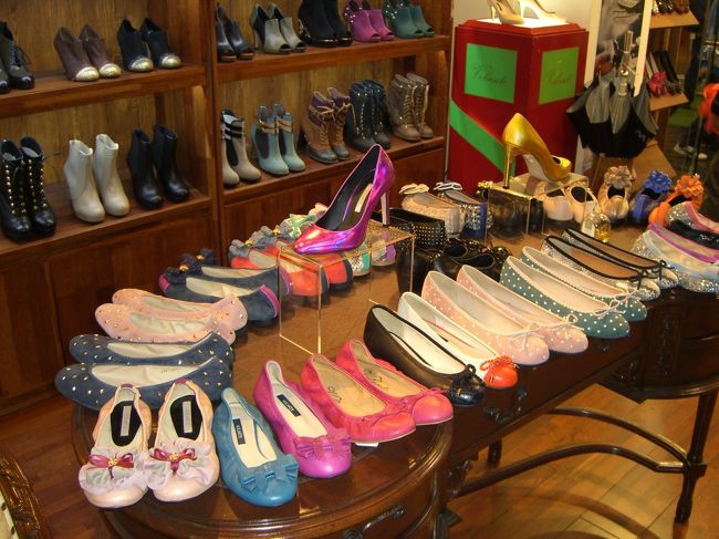 店内には色んなデザインの靴がいっぱい♪