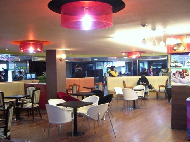 乗船するまでの間、フードコートや売店があるのでゆっくり待てます。