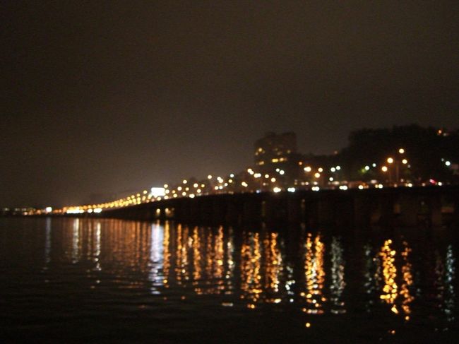 漢江左右には、龍山区と瑞草区の高級マンション群のライトが、水面に映りとても綺麗です。